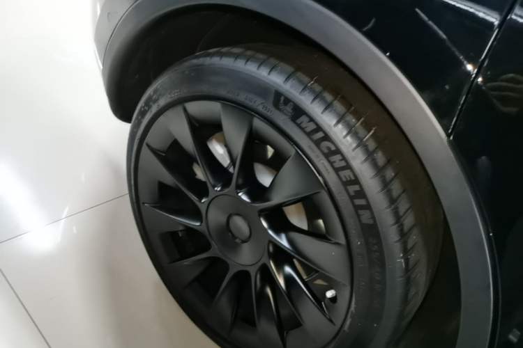 Used Tesla Model Y 2021 Standard Range Rear-Wheel Drive Version Right Rear Wheel Hub