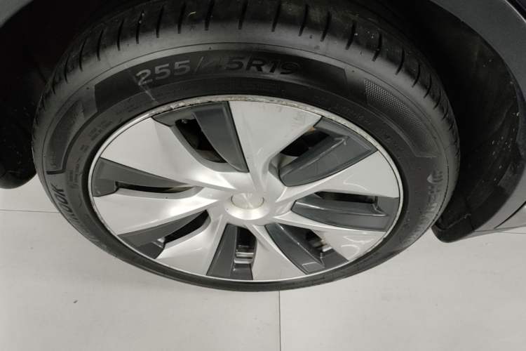 Used Tesla Model Y 2021 Long-Range All-Wheel-Drive Version Right Rear Wheel Hub