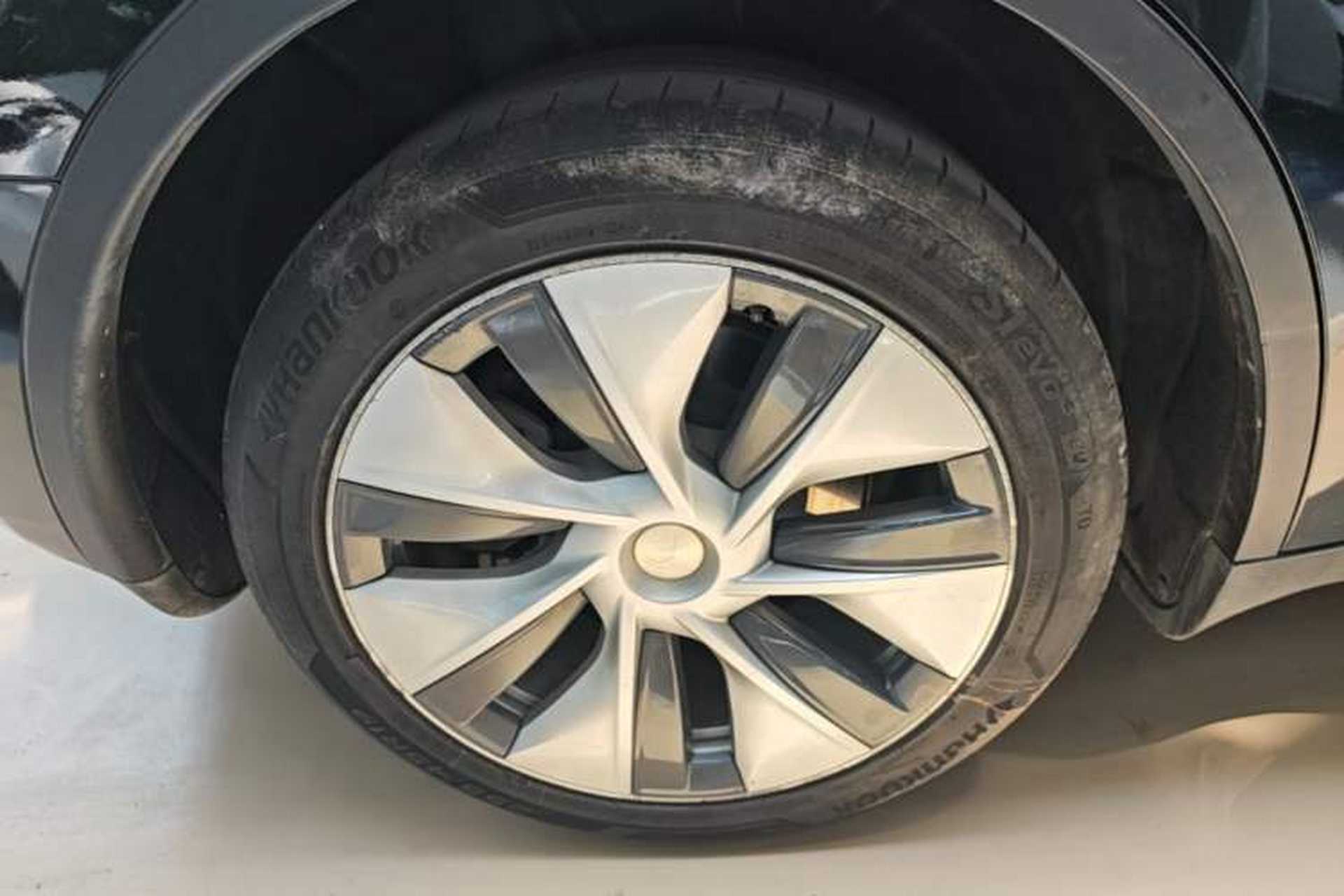 Used Tesla Model Y 2021 Standard Range Rear-Wheel Drive Version Right Rear Wheel Hub