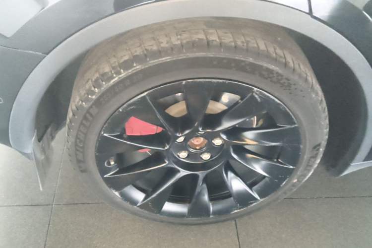 Used Tesla Model Y 2021 Long-Range All-Wheel-Drive Version Right Rear Wheel Hub