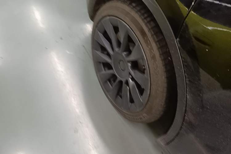 Used Tesla Model Y 2021 Standard Range Rear-Wheel Drive Version Right Rear Wheel Hub