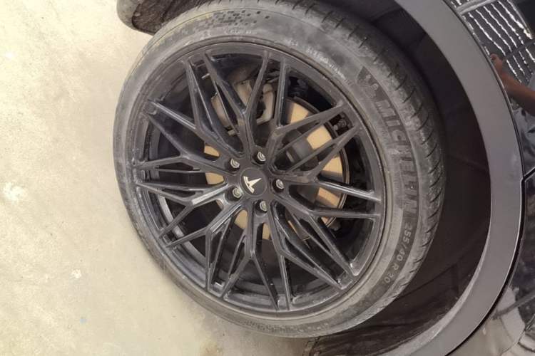 Used Tesla Model Y 2021 Standard Range Rear-Wheel Drive Version Right Rear Wheel Hub