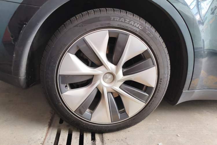 Used Tesla Model Y 2021 Standard Range Rear-Wheel Drive Version Right Rear Wheel Hub
