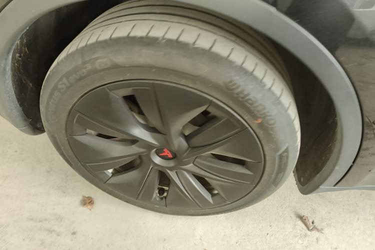 Used Tesla Model Y 2021 Long-Range All-Wheel-Drive Version Right Rear Wheel Hub