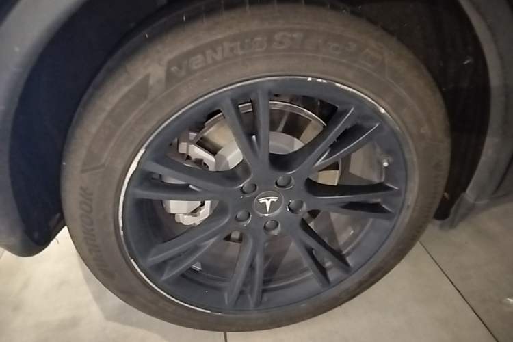 Used Tesla Model Y 2021 Long-Range All-Wheel-Drive Version Right Rear Wheel Hub