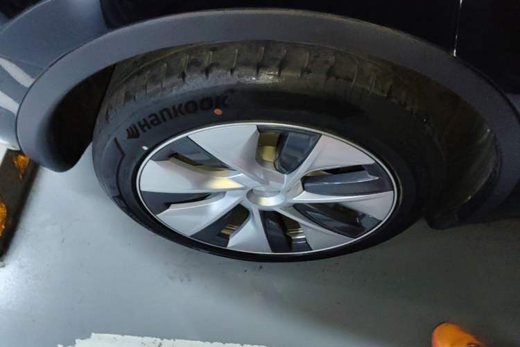 Used Tesla Model Y 2021 Standard Range Rear-Wheel Drive Version Right Rear Wheel Hub