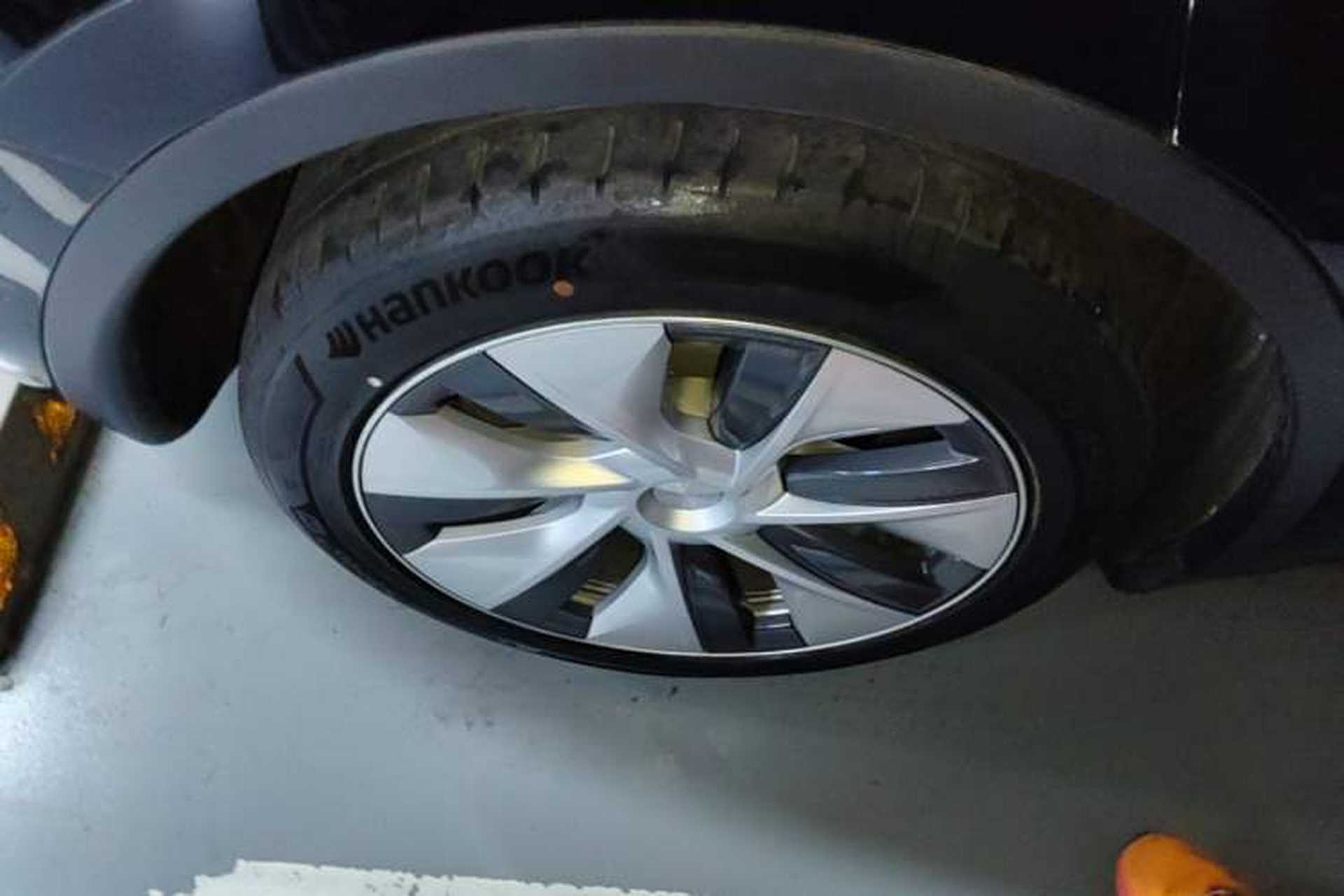 Used Tesla Model Y 2021 Standard Range Rear-Wheel Drive Version Right Rear Wheel Hub