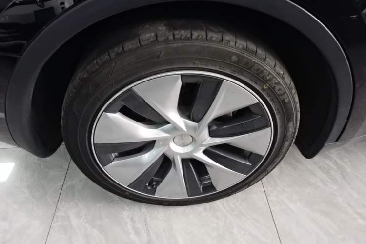 Used Tesla Model Y 2021 Standard Range Rear-Wheel Drive Version Right Rear Wheel Hub