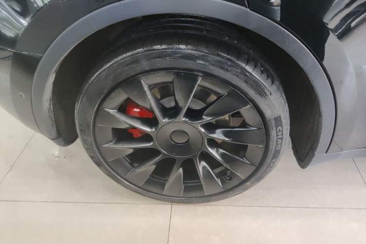 Used Tesla Model Y 2021 Standard Range Rear-Wheel Drive Version Right Rear Wheel Hub