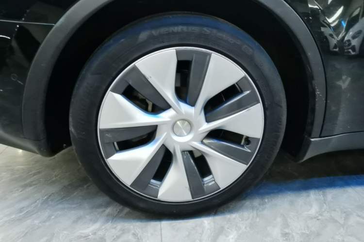Used Tesla Model Y 2021 Standard Range Rear-Wheel Drive Version Right Rear Wheel Hub