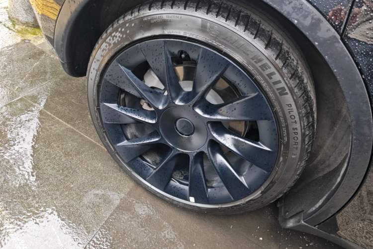 Used Tesla Model Y 2021 Standard Range Rear-Wheel Drive Version Right Rear Wheel Hub