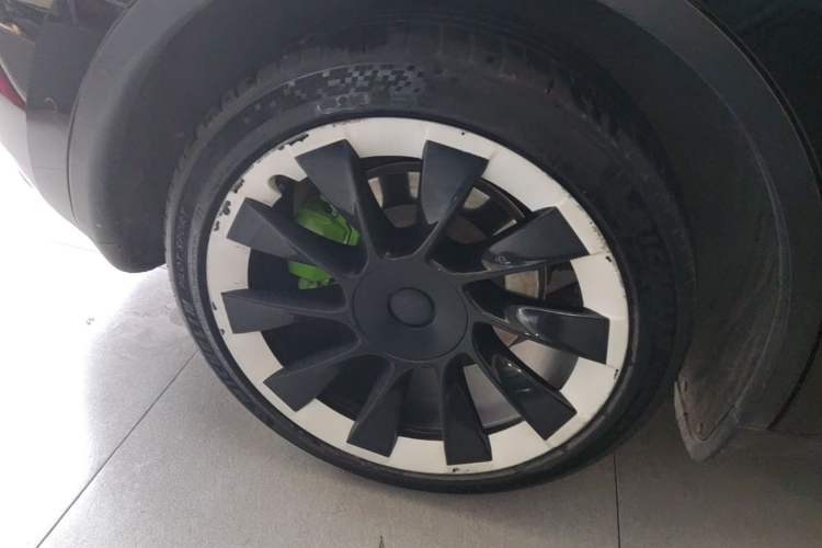 Used Tesla Model Y 2021 Standard Range Rear-Wheel Drive Version Right Rear Wheel Hub