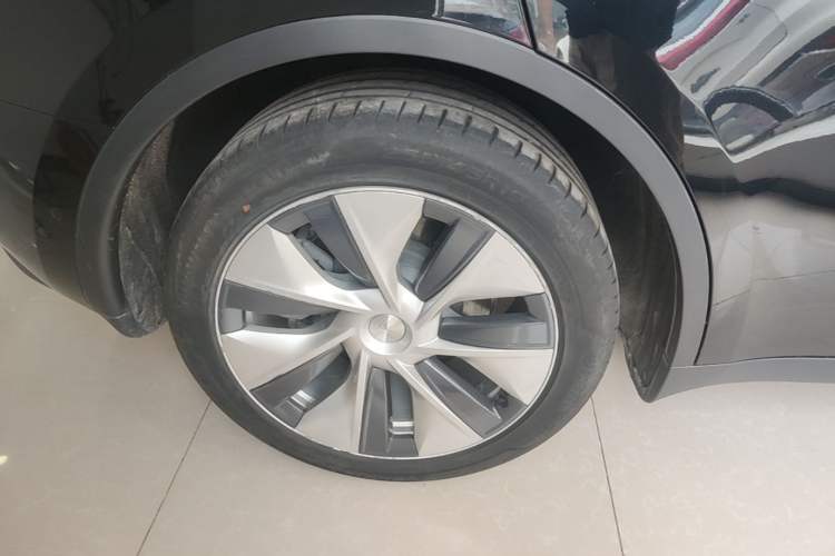 Used Tesla Model Y 2021 Long-Range All-Wheel-Drive Version Right Rear Wheel Hub