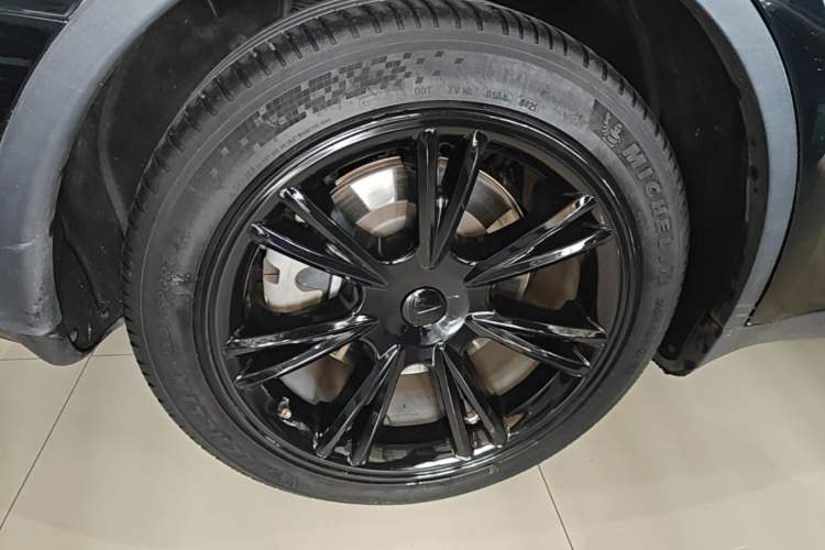 Used Tesla Model Y 2021 Long-Range All-Wheel-Drive Version 3D7 Right Rear Wheel Hub