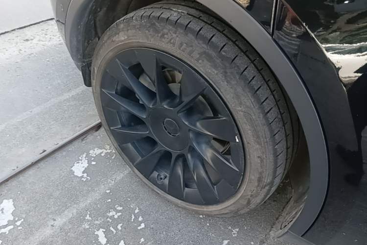 Used Tesla Model Y 2021 Standard Range Rear-Wheel Drive Version Right Rear Wheel Hub