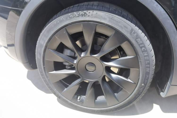 Used Tesla Model Y 2021 Standard Range Rear-Wheel Drive Version Right Rear Wheel Hub