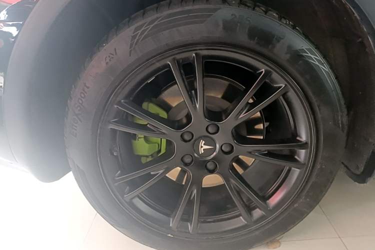 Used Tesla Model Y 2021 Long-Range All-Wheel-Drive Version 3D7 Right Rear Wheel Hub