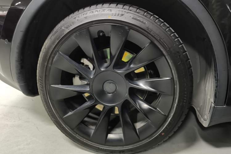 Used Tesla Model Y 2021 Long-Range All-Wheel-Drive Version Right Rear Wheel Hub