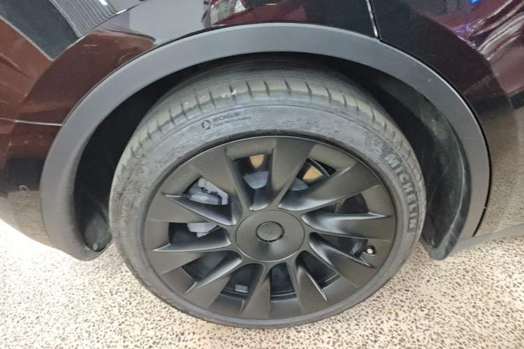 Used Tesla Model Y 2021 Standard Range Rear-Wheel Drive Version Right Rear Wheel Hub