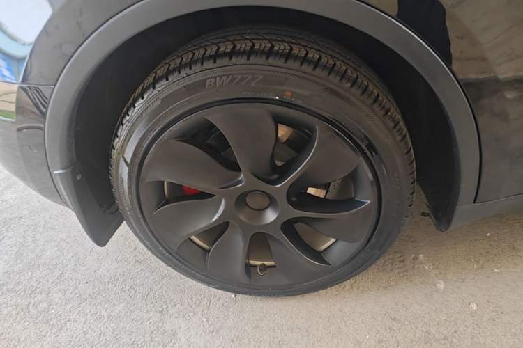 Used Tesla Model Y 2021 Long-Range All-Wheel-Drive Version Right Rear Wheel Hub