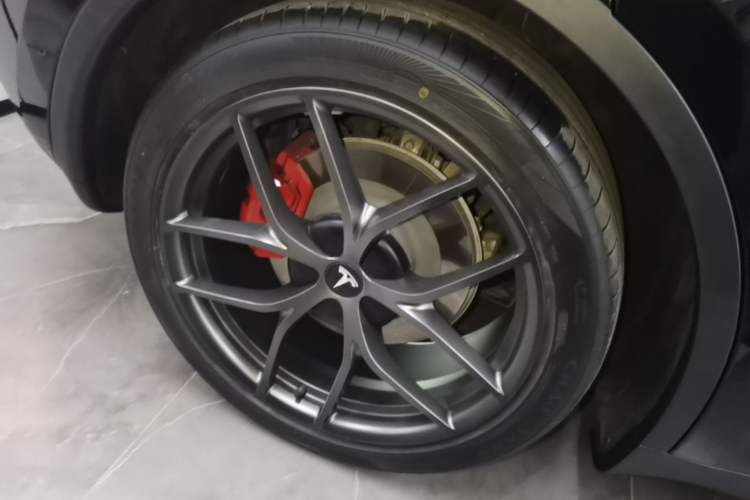 Used Tesla Model Y 2021 Standard Range Rear-Wheel Drive Version Right Rear Wheel Hub