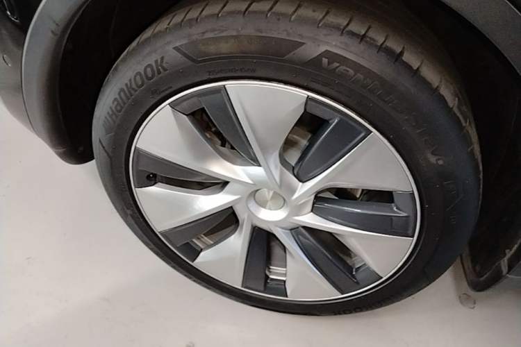 Used Tesla Model Y 2021 Long-Range All-Wheel-Drive Version Right Rear Wheel Hub