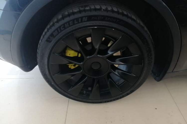 Used Tesla Model Y 2021 Long-Range All-Wheel-Drive Version Right Rear Wheel Hub