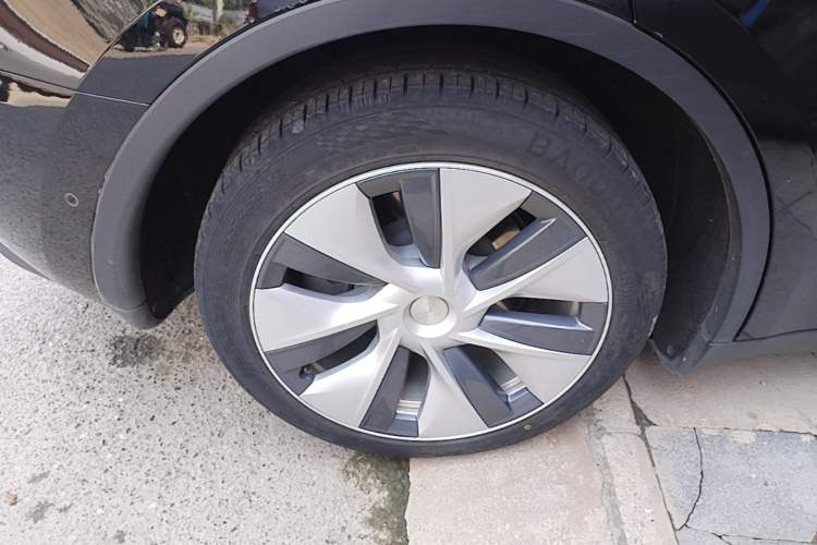 Used Tesla Model Y 2021 Standard Range Rear-Wheel Drive Version Right Rear Wheel Hub