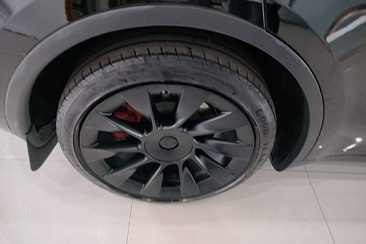 Used Tesla Model Y 2021 Standard Range Rear-Wheel Drive Version Right Rear Wheel Hub
