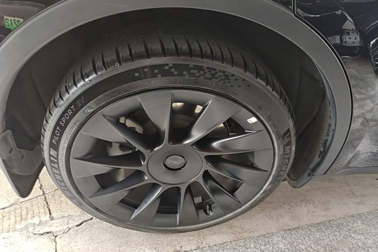 Used Tesla Model Y 2021 Standard Range Rear-Wheel Drive Version Right Rear Wheel Hub