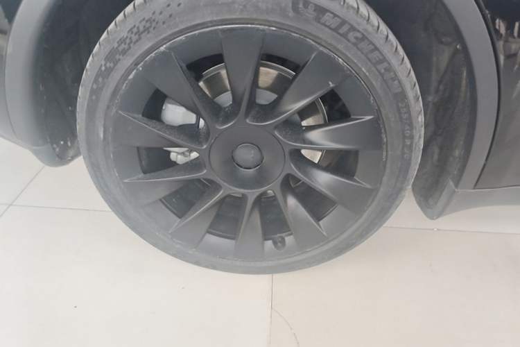 Used Tesla Model Y 2021 Standard Range Rear-Wheel Drive Version Right Rear Wheel Hub