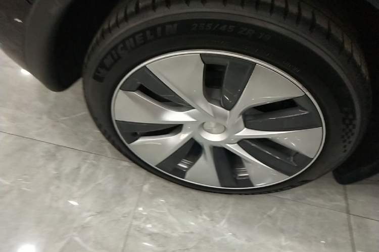 Used Tesla Model Y 2021 Long-Range All-Wheel-Drive Version Right Rear Wheel Hub