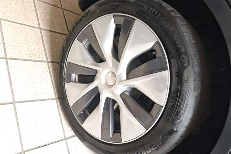 Used Tesla Model Y 2021 Standard Range Rear-Wheel Drive Version Right Rear Wheel Hub