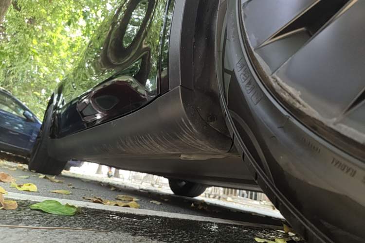 Used Tesla Model Y 2021 Standard Range Rear-Wheel Drive Version Right Side Sill