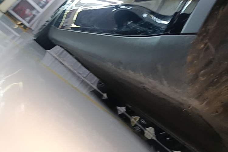 Used Tesla Model Y 2021 Standard Range Rear-Wheel Drive Version Right Side Sill