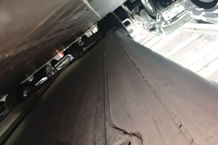 Used Tesla Model Y 2021 Long-Range All-Wheel-Drive Version 3D7 Right Side Sill