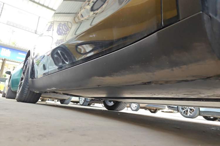 Used Tesla Model Y 2021 Standard Range Rear-Wheel Drive Version Right Side Sill