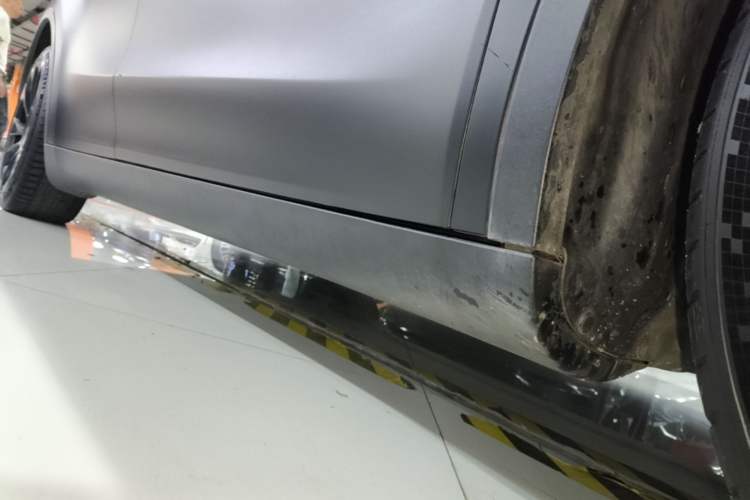 Used Tesla Model Y 2021 Long-Range All-Wheel-Drive Version Right Side Sill