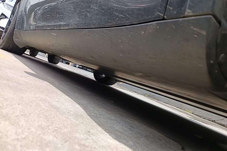 Used Tesla Model Y 2021 Standard Range Rear-Wheel Drive Version Right Side Sill