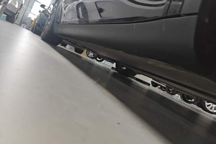 Used Tesla Model Y 2021 Long-Range All-Wheel-Drive Version 3D7 Right Side Sill