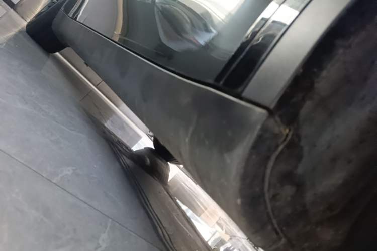 Used Tesla Model Y 2021 Standard Range Rear-Wheel Drive Version Right Side Sill