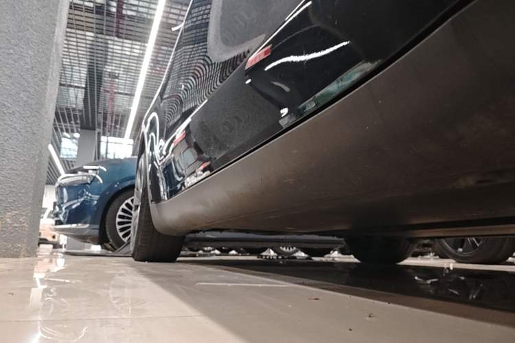 Used Tesla Model Y 2021 Long-Range All-Wheel-Drive Version 3D7 Right Side Sill