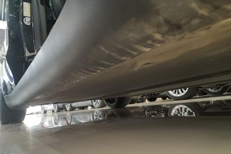 Used Tesla Model Y 2021 Standard Range Rear-Wheel Drive Version Right Side Sill