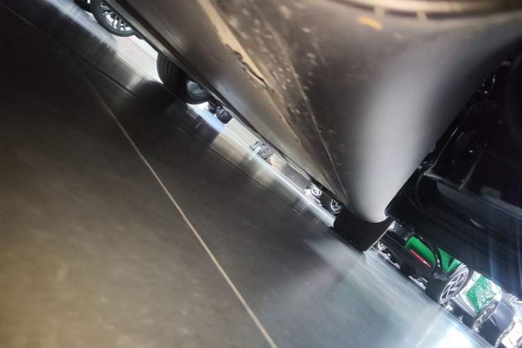 Used Tesla Model Y 2021 Performance High-Performance All-Wheel-Drive Version Right Side Sill