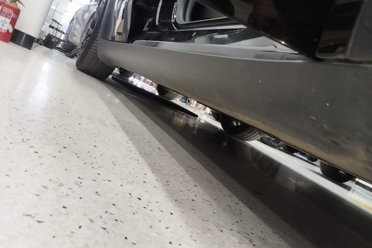 Used Tesla Model Y 2021 Standard Range Rear-Wheel Drive Version Right Side Sill