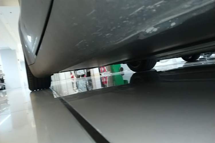 Used Tesla Model Y 2021 Long-Range All-Wheel-Drive Version Right Side Sill