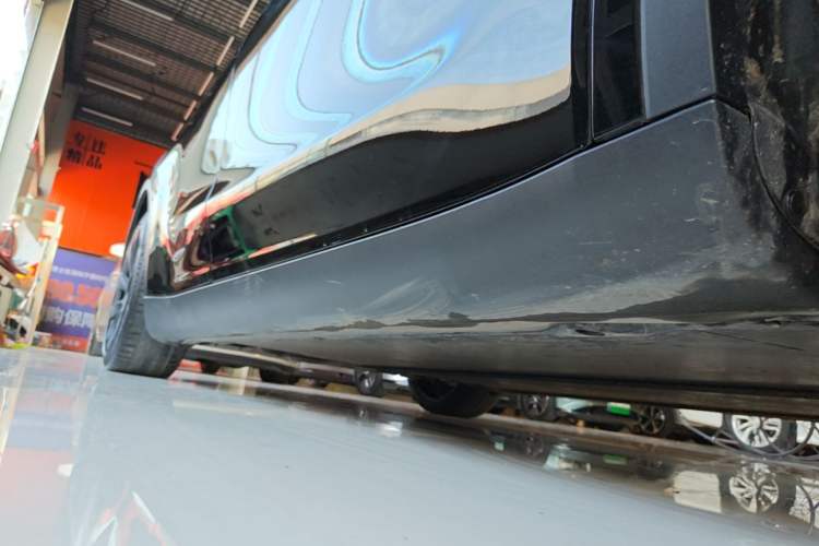 Used Tesla Model Y 2021 Standard Range Rear-Wheel Drive Version Right Side Sill