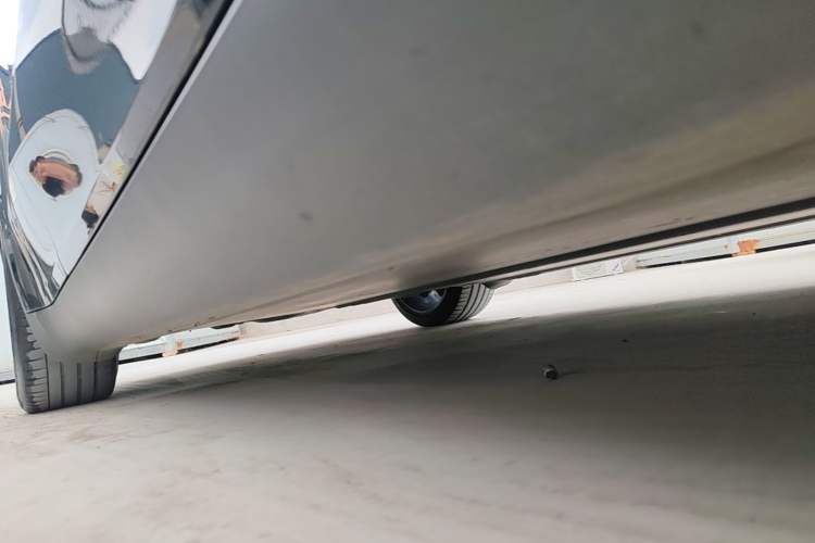 Used Tesla Model Y 2021 Standard Range Rear-Wheel Drive Version Right Side Sill