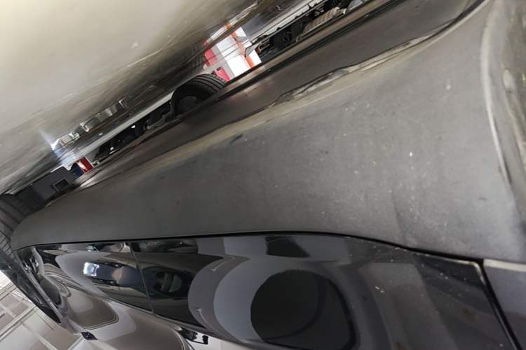 Used Tesla Model Y 2021 Standard Range Rear-Wheel Drive Version Right Side Sill
