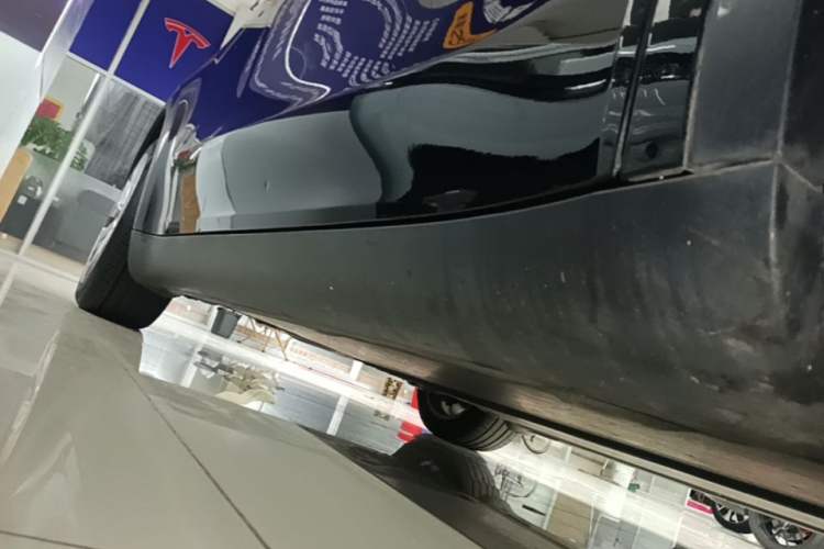 Used Tesla Model Y 2021 Long-Range All-Wheel-Drive Version 3D7 Right Side Sill